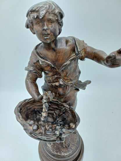 Statuette en régule – “Les Cerises” – Homme à la cueillette - Vintage - Déco