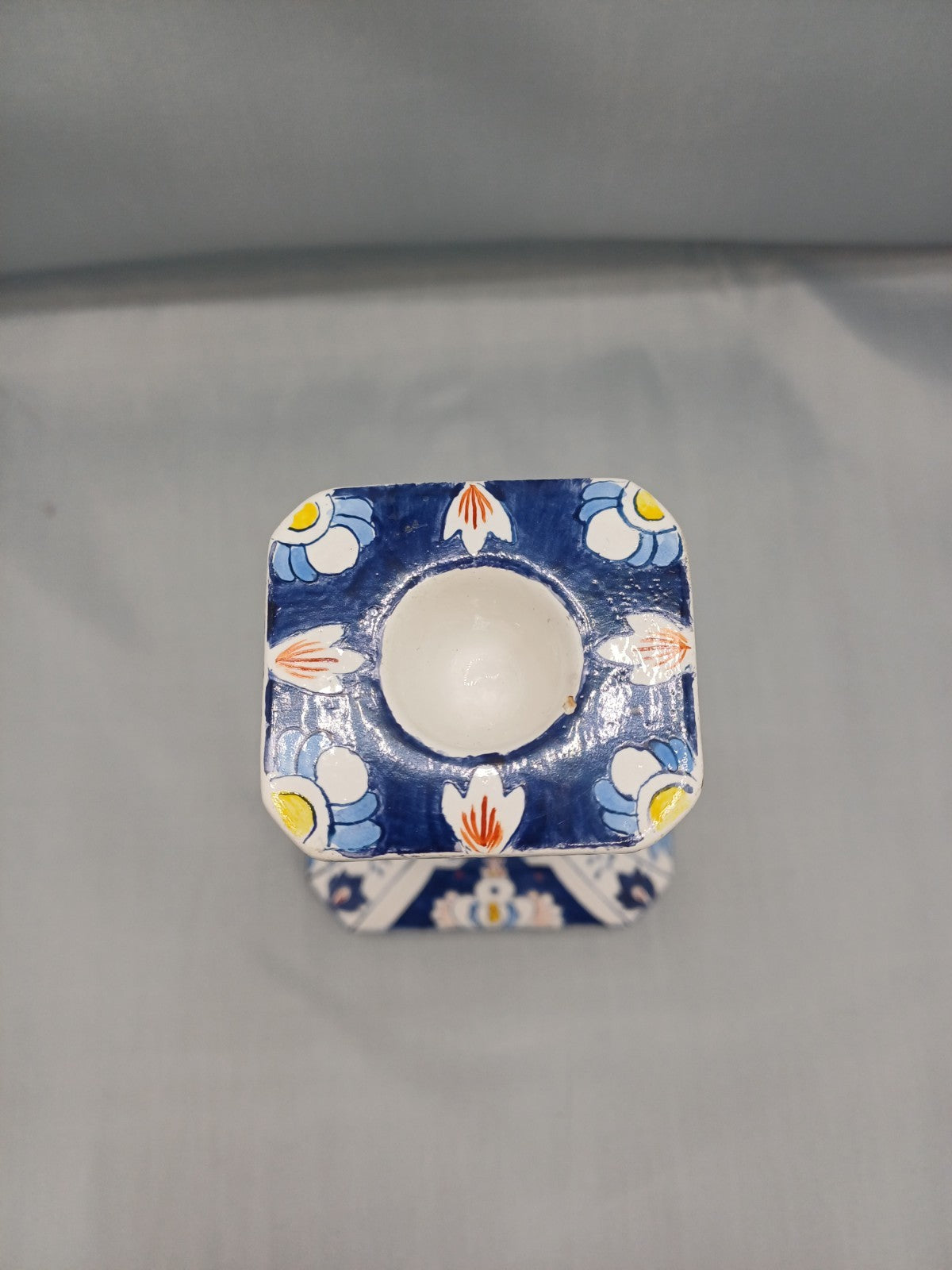 Petit bougeoir en faïence peint à la main – Signé FM – Style Delft