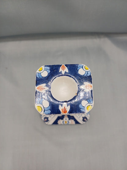 Petit bougeoir en faïence peint à la main – Signé FM – Style Delft