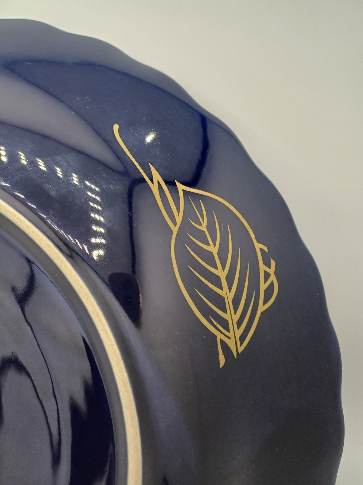 Plat en Porcelaine Fine – Taous, Maroc – Décor Floral et Paon AR CONCEPT