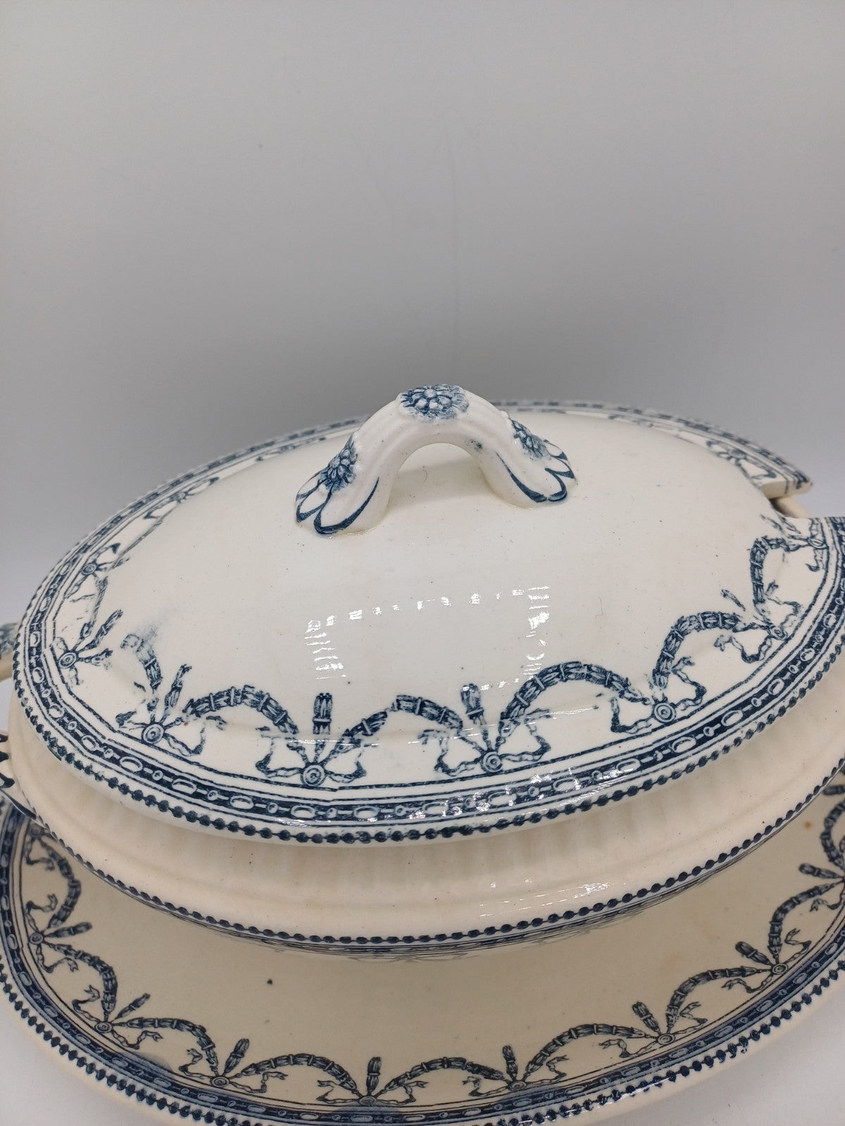 Saucière en Terre de Fer – Salins, Décor Guirlandes Louis XVI AR CONCEPT