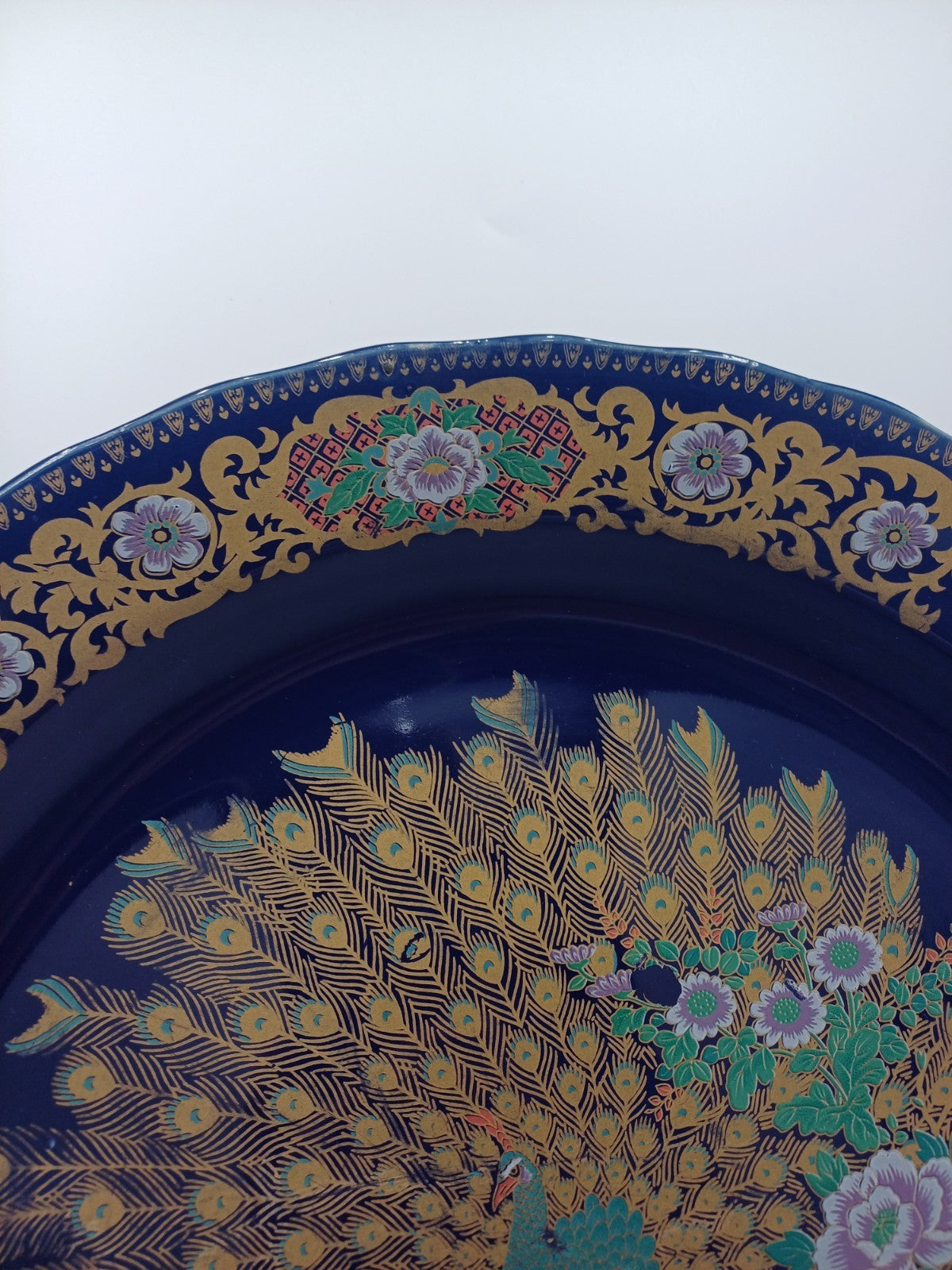 Copie d'un Plat en Porcelaine Fine – Taous, Maroc – Décor Floral et Paon