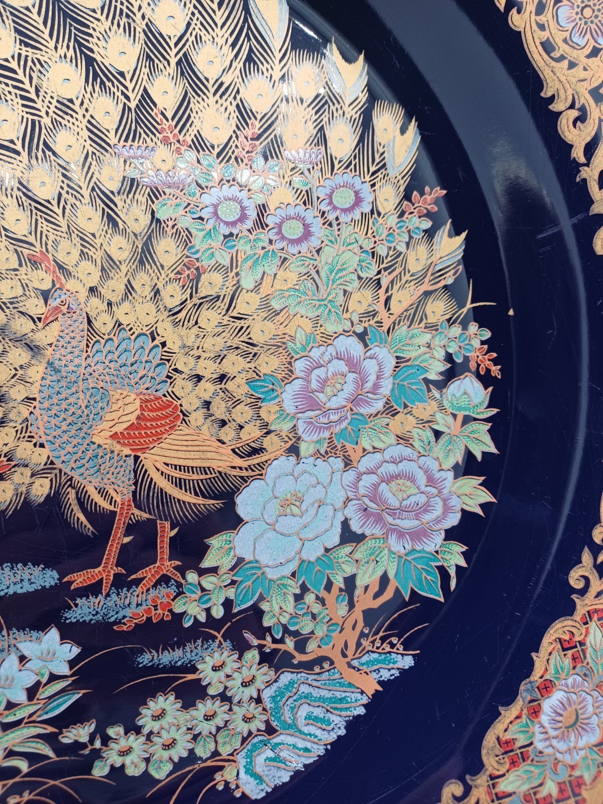 Plat en Porcelaine Fine – Taous, Maroc – Décor Floral et Paon AR CONCEPT