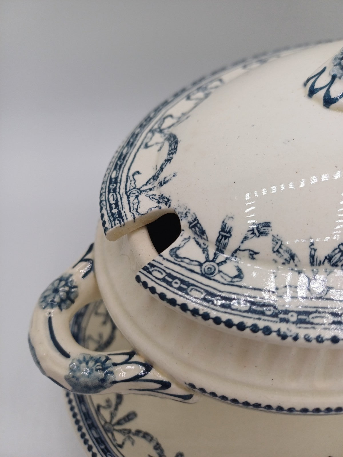 Saucière en Terre de Fer – Salins, Décor Guirlandes Louis XVI AR CONCEPT