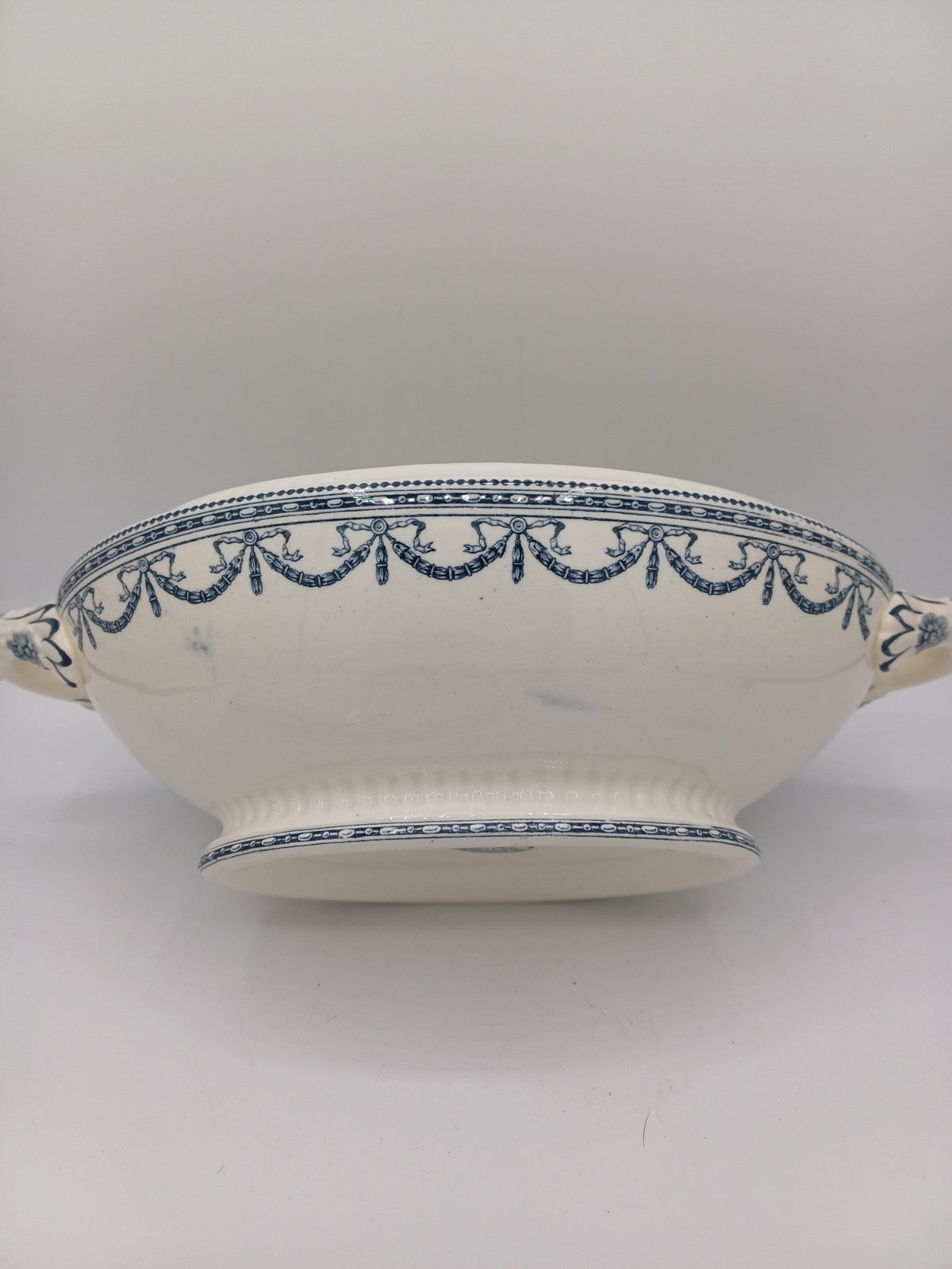 Soupière en Terre de Fer – Salins – Style Louis XVI – Décor Guirlandes AR CONCEPT