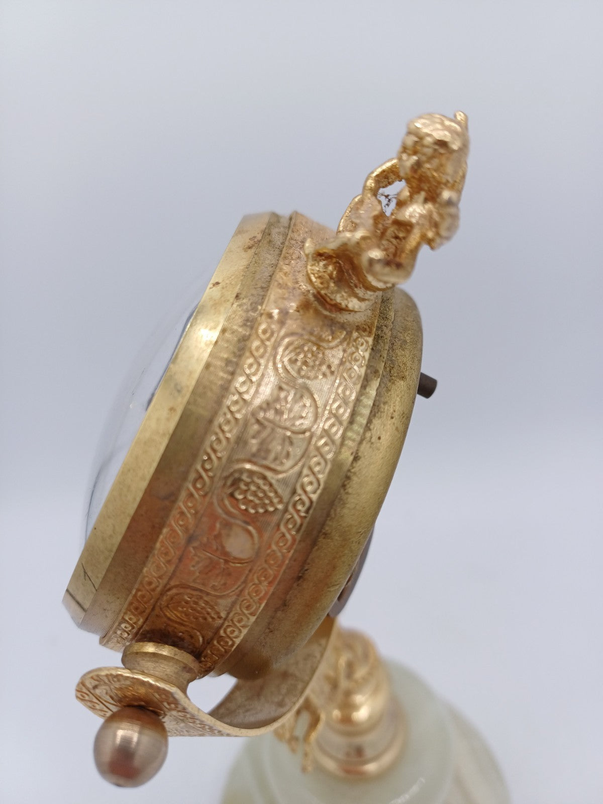 Horloge - Réveil Ritz dorée Sur Socle en Onyx – Mouvement Mécanique AR CONCEPT