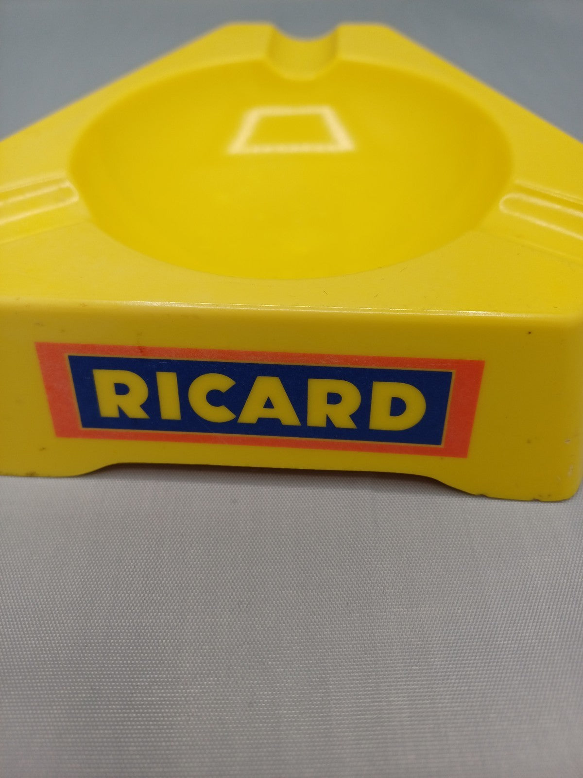 Cendrier en plastique Ricard – Jaune (P9 Mebel, Made in Italy) - Publicitaire