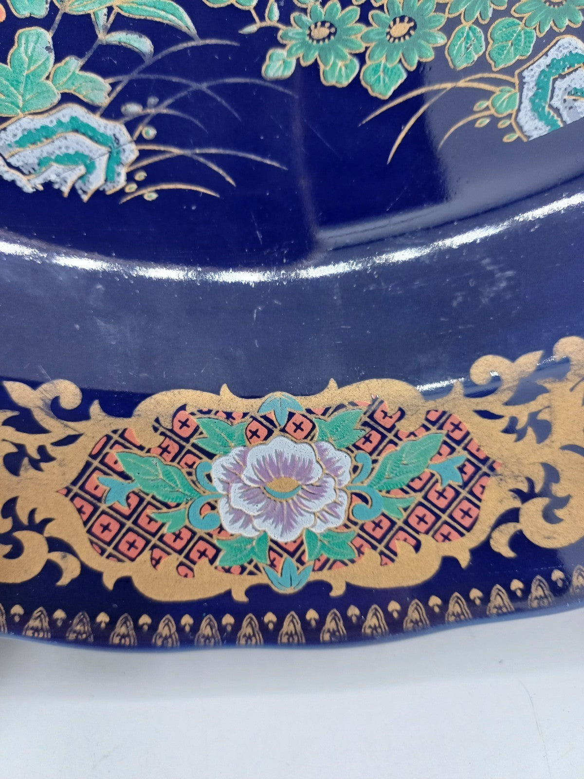 Copie d'un Plat en Porcelaine Fine – Taous, Maroc – Décor Floral et Paon