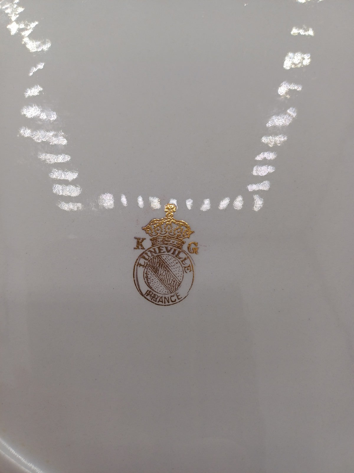 Plat en porcelaine – Décor floral – Lunéville, France - Collection AR CONCEPT