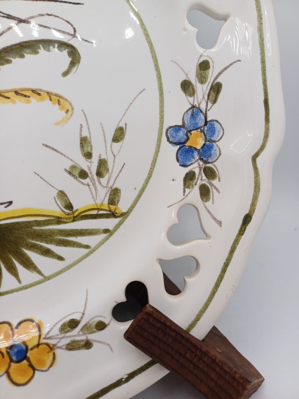 Assiette en Faïence Style Moustiers avec Cœur Sculpté AR CONCEPT