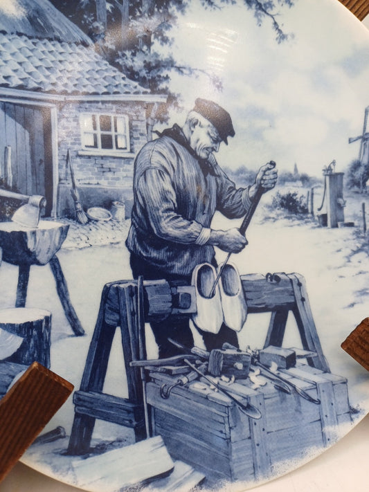 Assiette en Faïence de Delft – Décor Vieux Sabatier, Scène d’époque – Pays-Bas AR CONCEPT