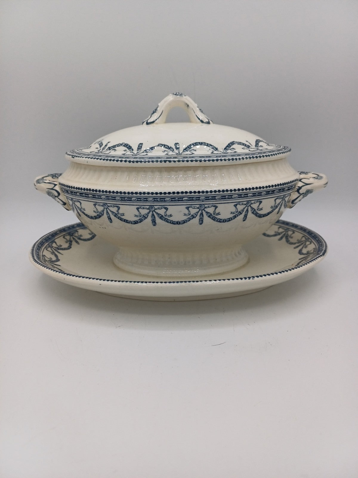 Saucière en Terre de Fer – Salins, Décor Guirlandes Louis XVI AR CONCEPT