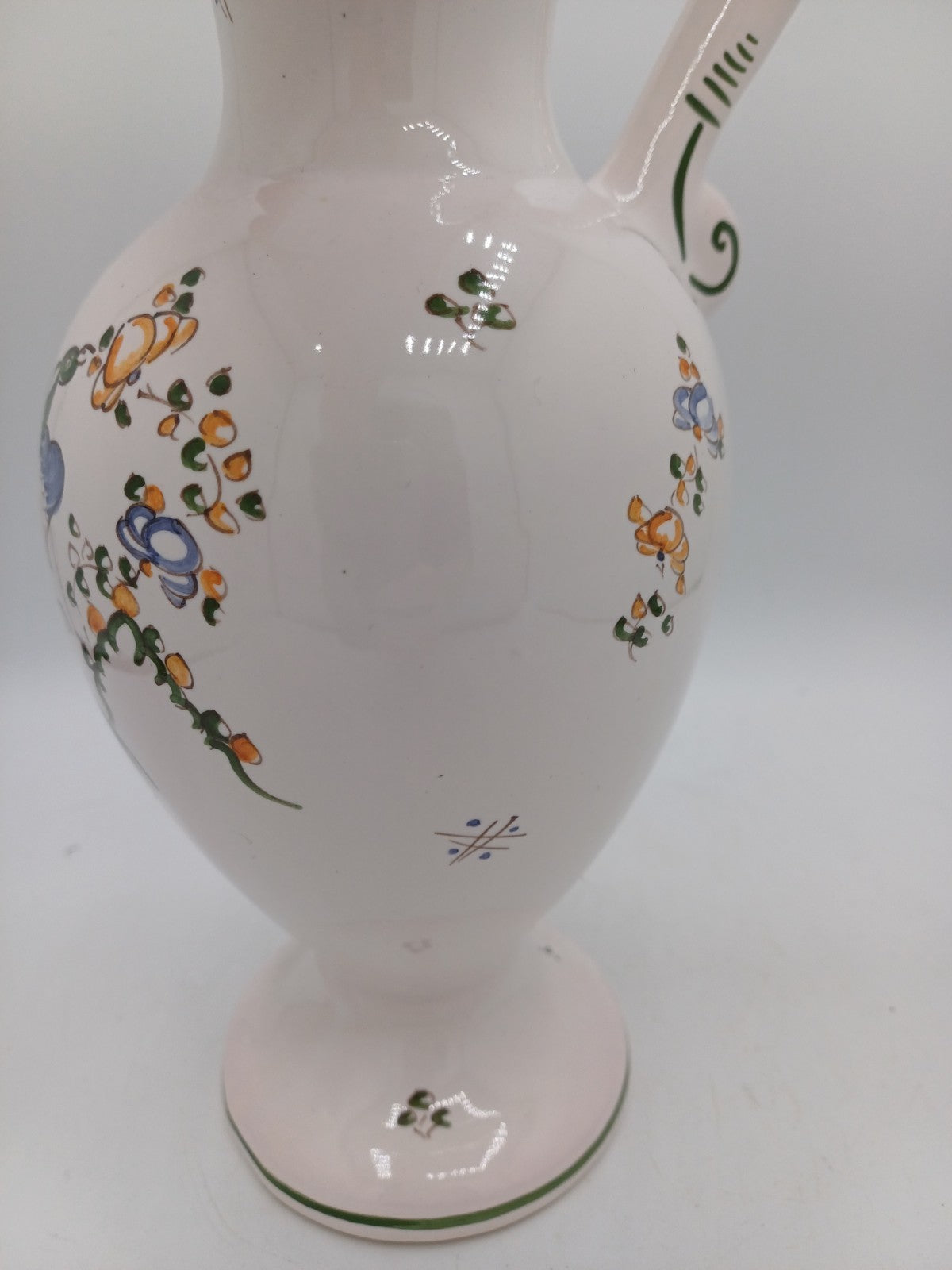 Aiguière en Faïence de Moustiers Signée Four – Décor Floral et Oiseaux AR CONCEPT