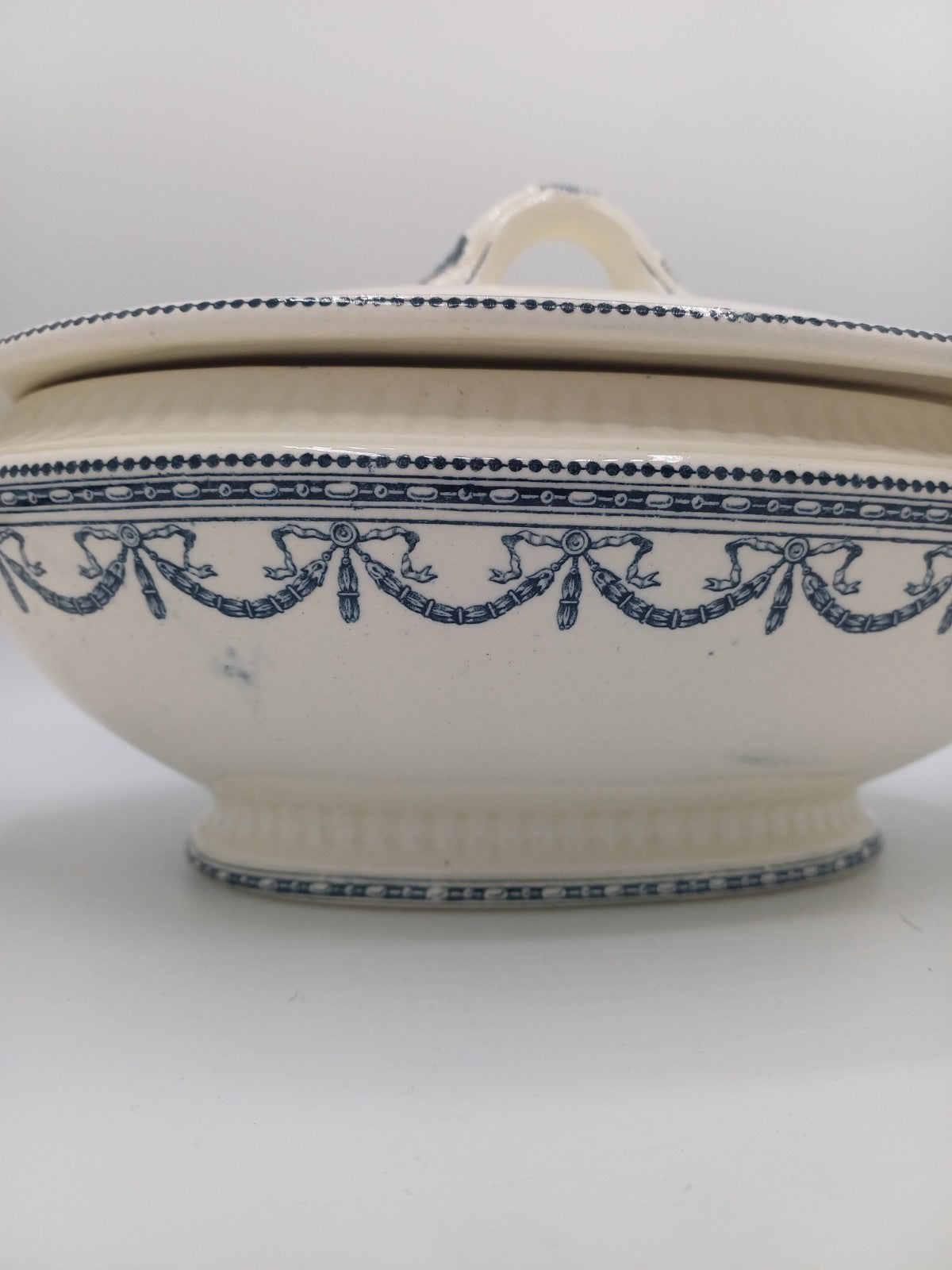 Soupière en Terre de Fer – Salins – Style Louis XVI – Décor Guirlandes AR CONCEPT