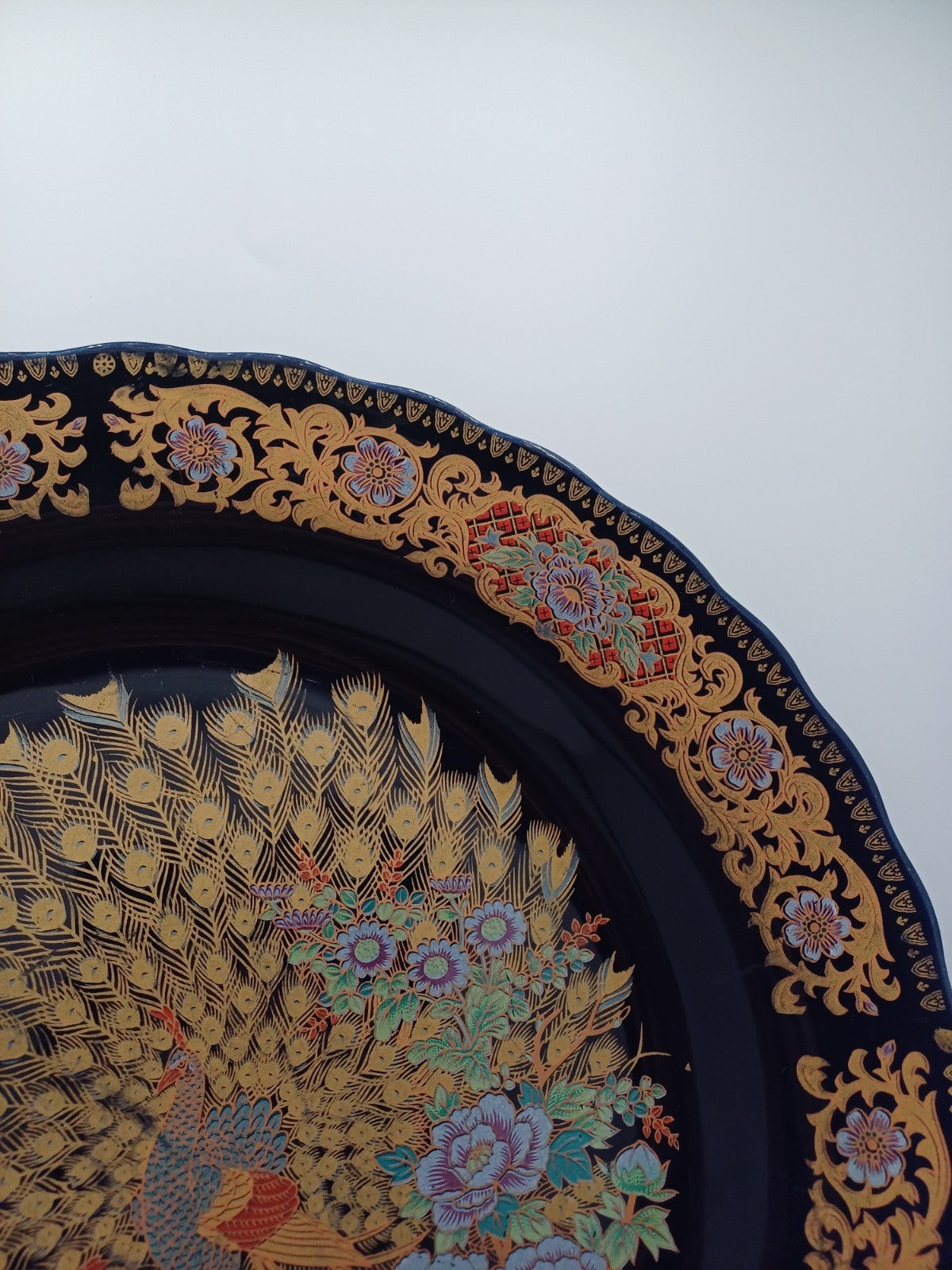 Plat en Porcelaine Fine – Taous, Maroc – Décor Floral et Paon AR CONCEPT