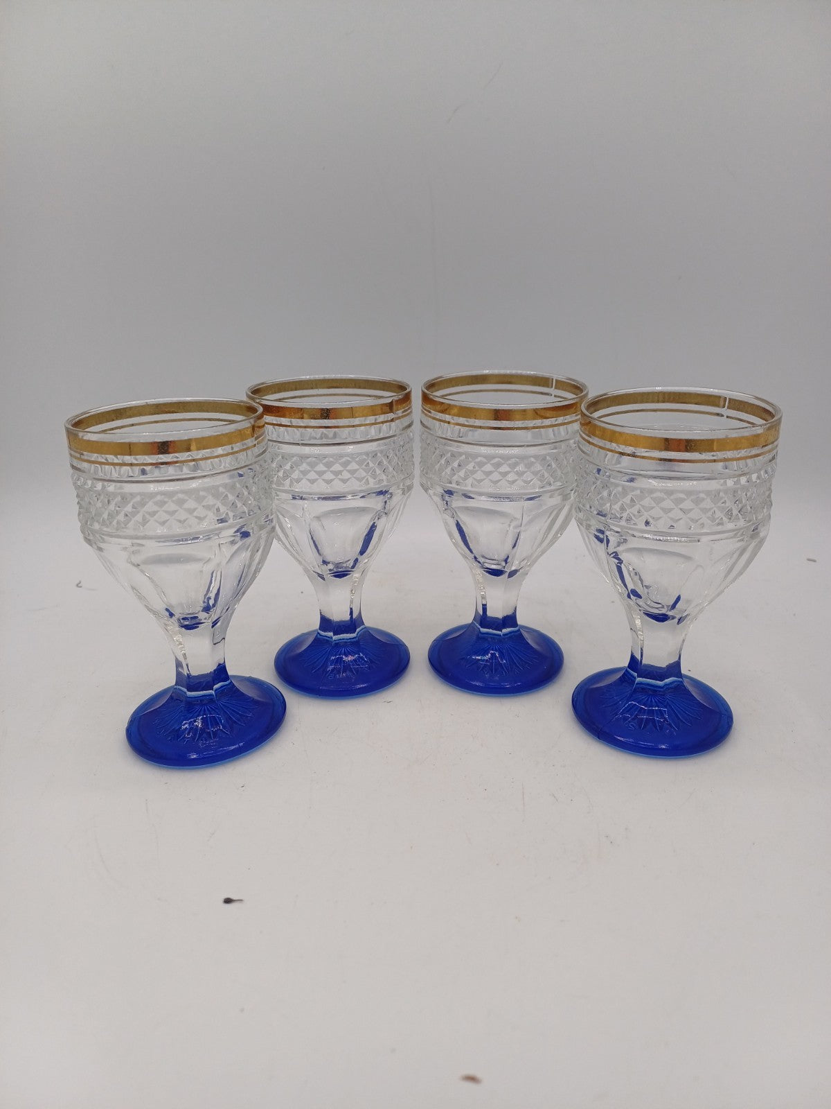 Lot de 4 verres à liqueur – Verre ciselé bleu et dorure – Italie AR CONCEPT
