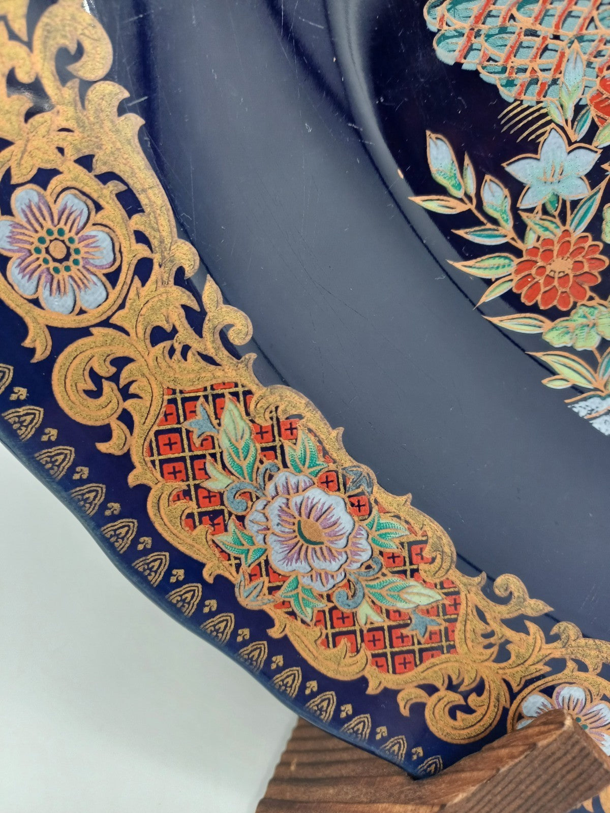 Plat en Porcelaine Fine – Taous, Maroc – Décor Floral et Paon AR CONCEPT