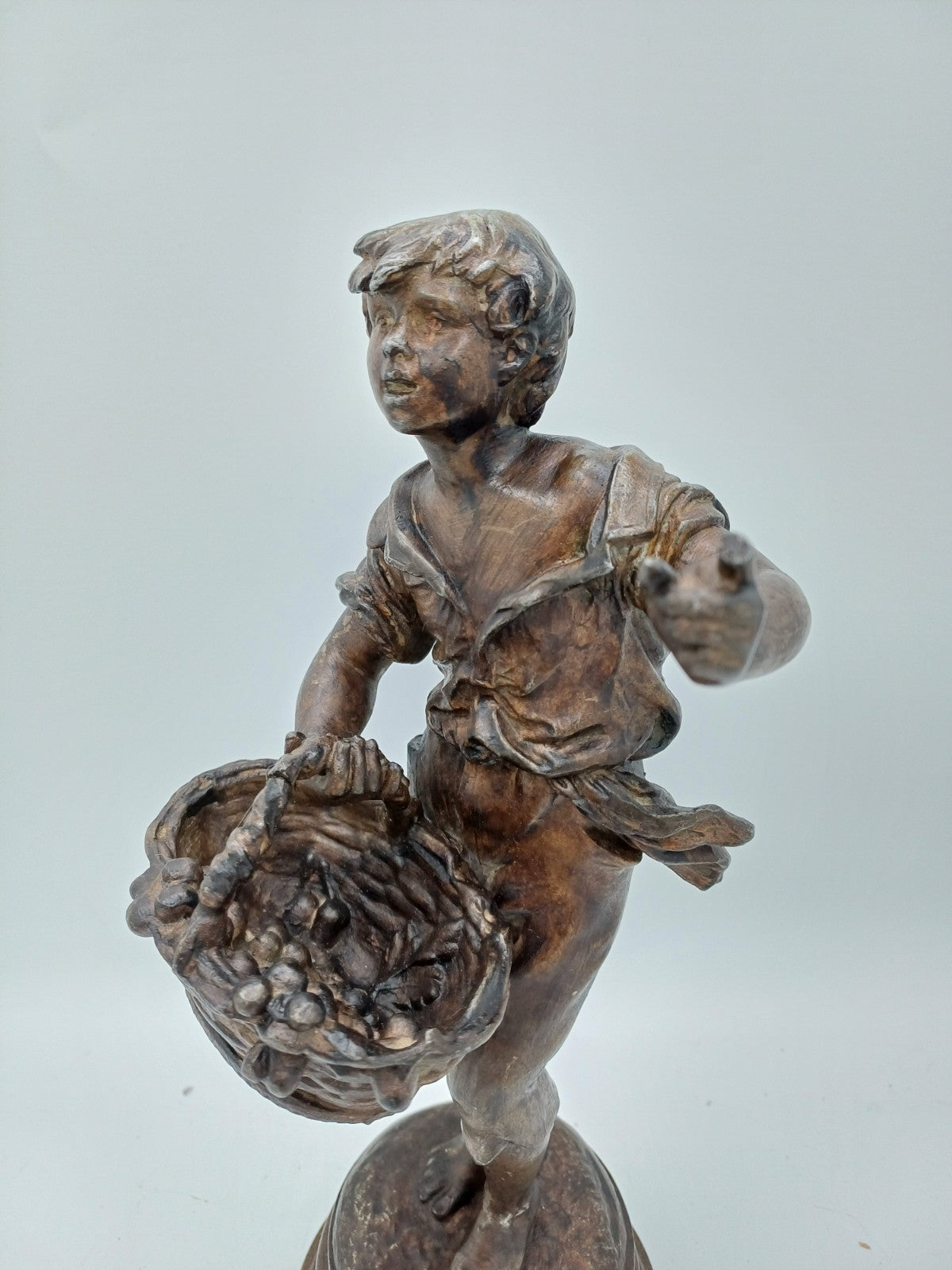 Statuette en régule – “Les Cerises” – Homme à la cueillette - Vintage - Déco