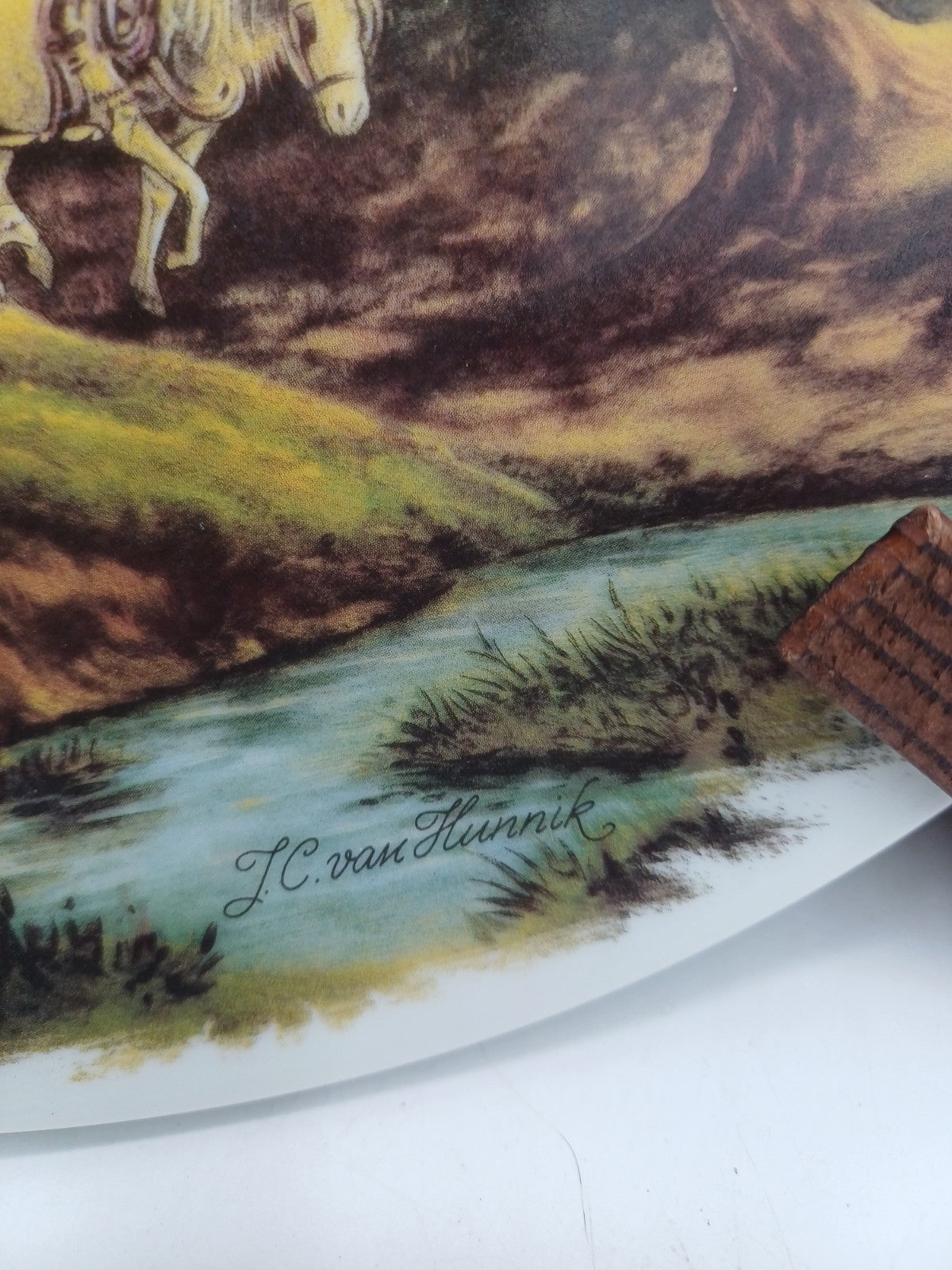 Assiette en porcelaine de Limoges – signée J.C. Van Hunnik, P. Pastaud AR CONCEPT