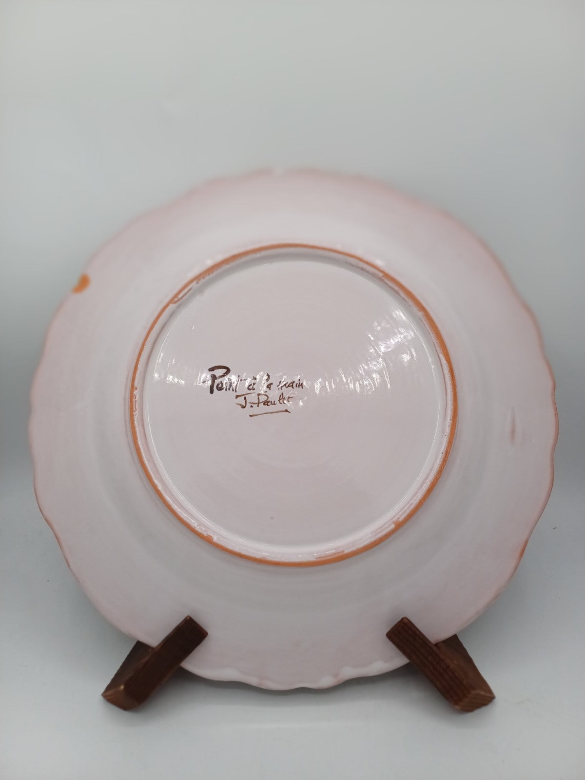 Plat en Terre Polie Peint à la Main – Signé Jean Paulet – XXème siècle AR CONCEPT