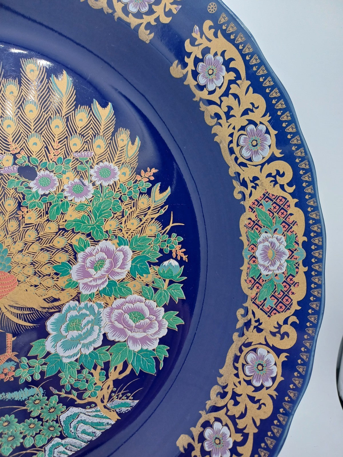 Copie d'un Plat en Porcelaine Fine – Taous, Maroc – Décor Floral et Paon