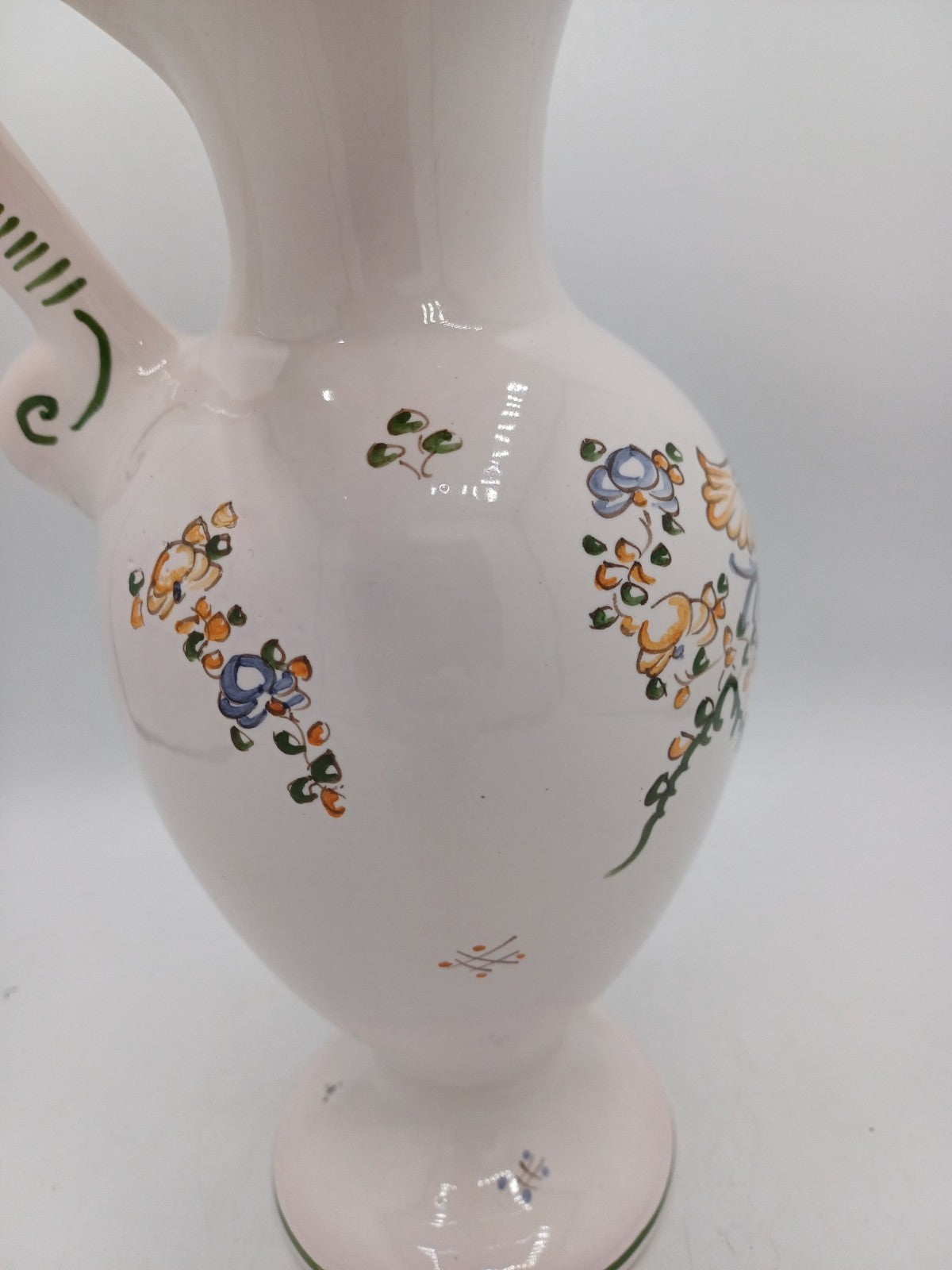 Aiguière en Faïence de Moustiers Signée Four – Décor Floral et Oiseaux AR CONCEPT