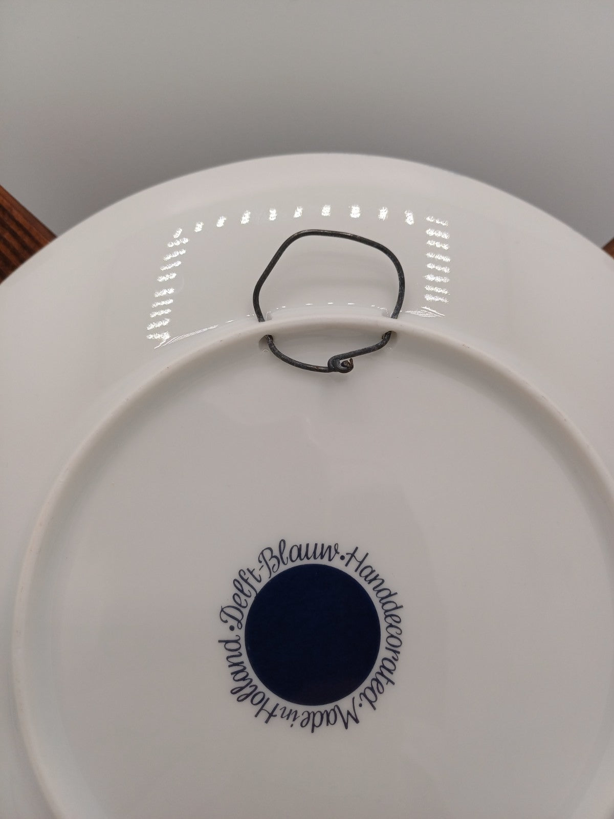 Assiette en Faïence de Delft – Décor Vieux Sabatier, Scène d’époque – Pays-Bas