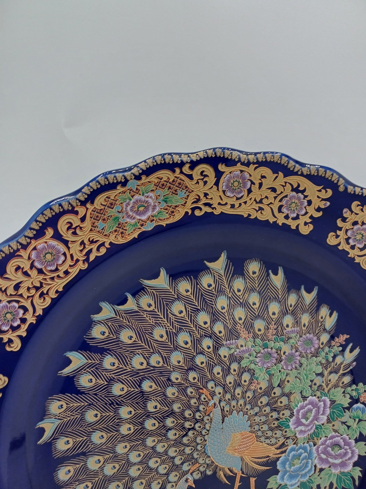 Grande Assiette en Porcelaine - Taous – Décor Floral & Paon, Artisanat Marocain AR CONCEPT