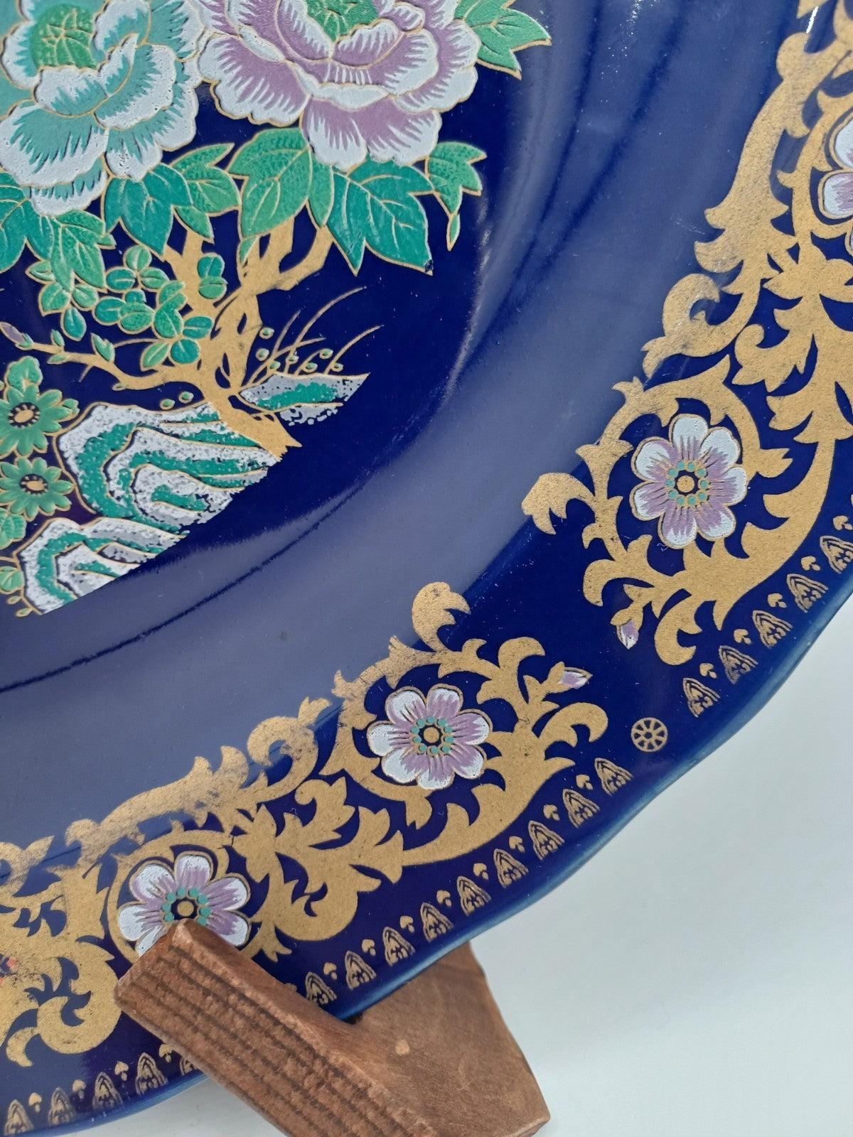 Copie d'un Plat en Porcelaine Fine – Taous, Maroc – Décor Floral et Paon