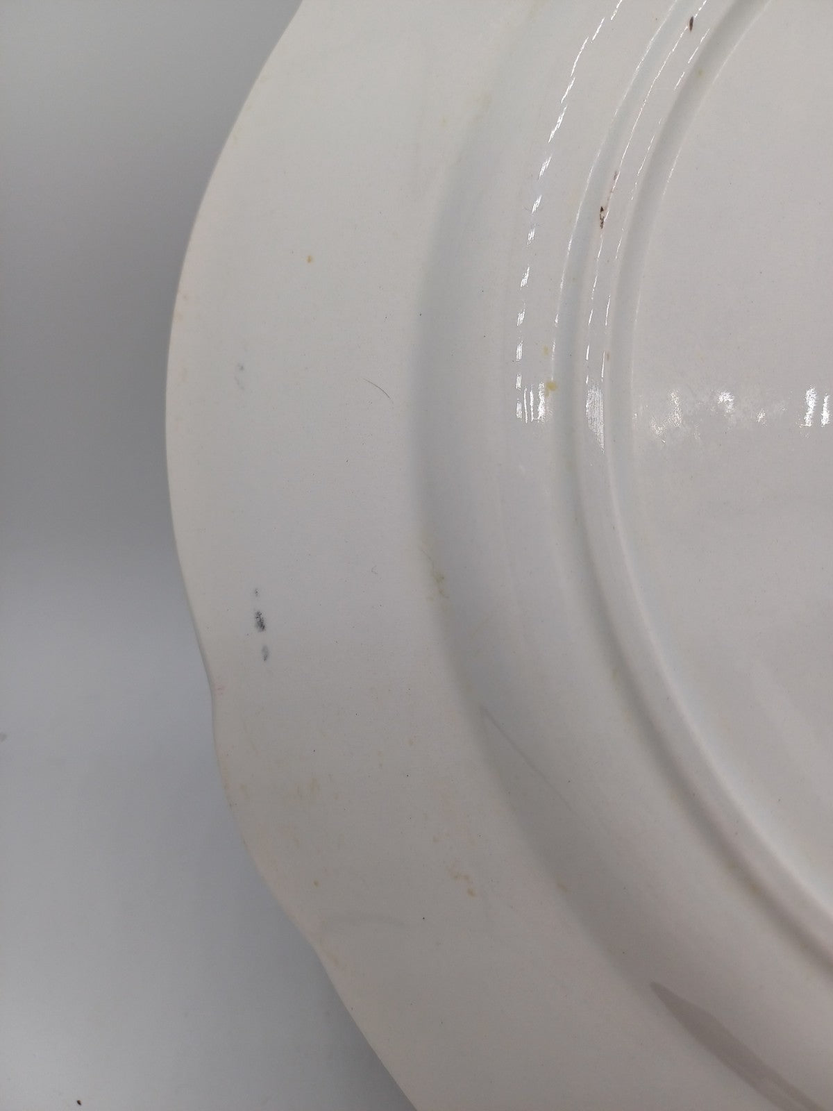 Plat en porcelaine – Décor floral – Lunéville, France - Collection AR CONCEPT