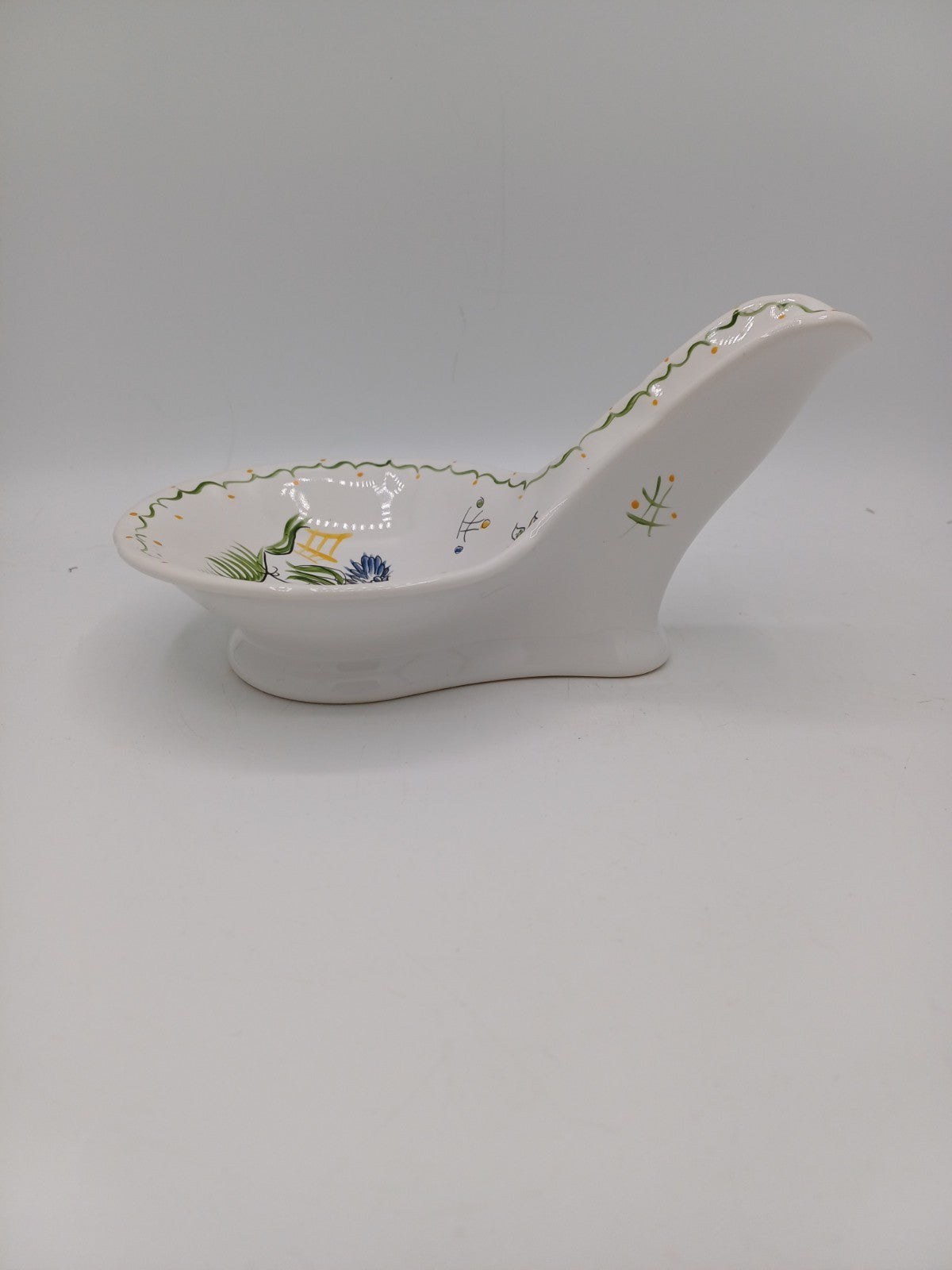 Repose-Cuillère en Faïence Peint à la Main – Style Moustier AR CONCEPT