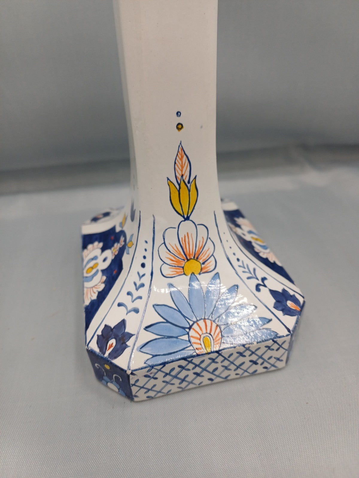 Petit bougeoir en faïence peint à la main – Signé FM – Style Delft