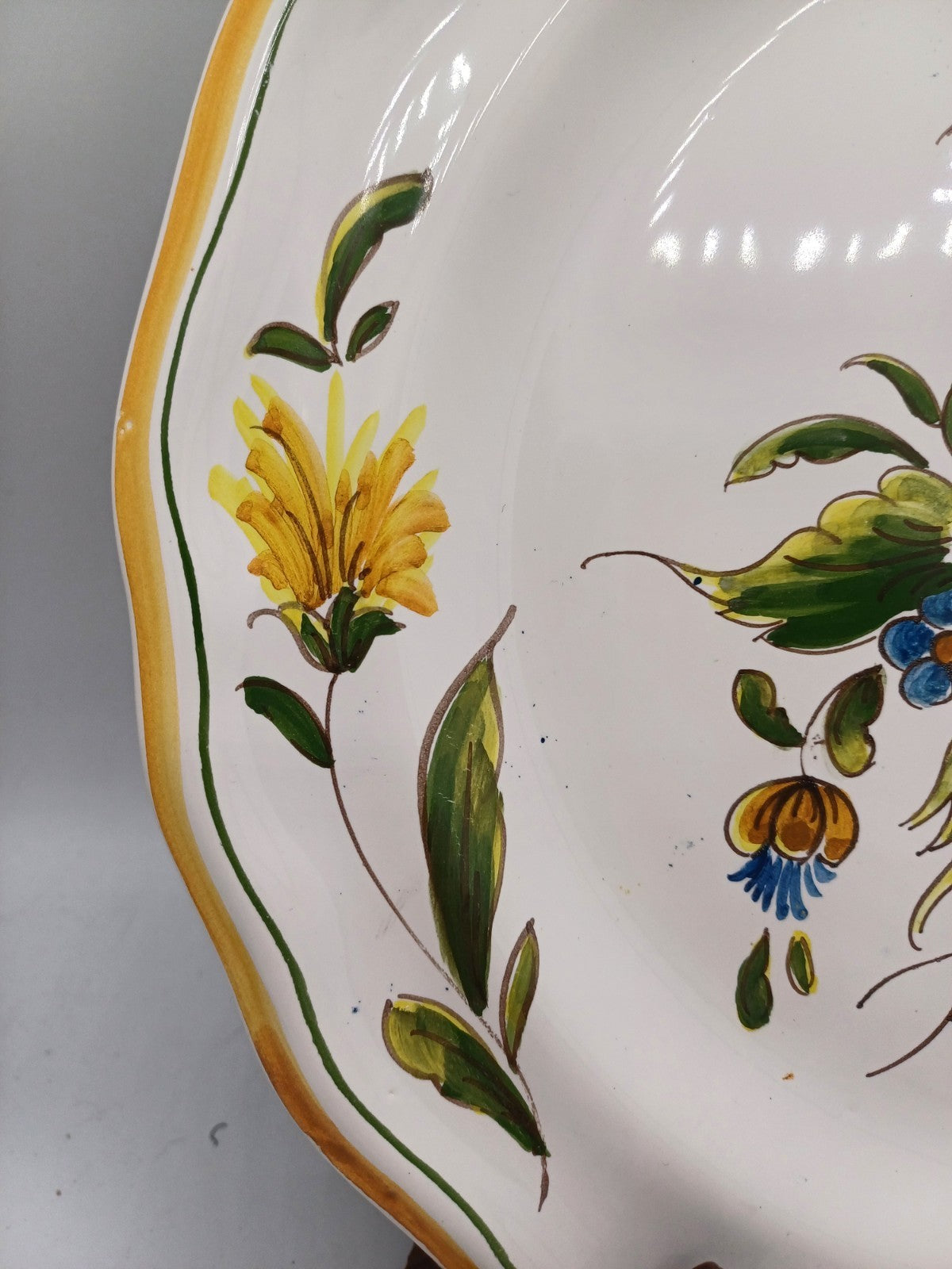 Assiette en Faïence de Vieux Rodez – Décor floral - Collection AR CONCEPT