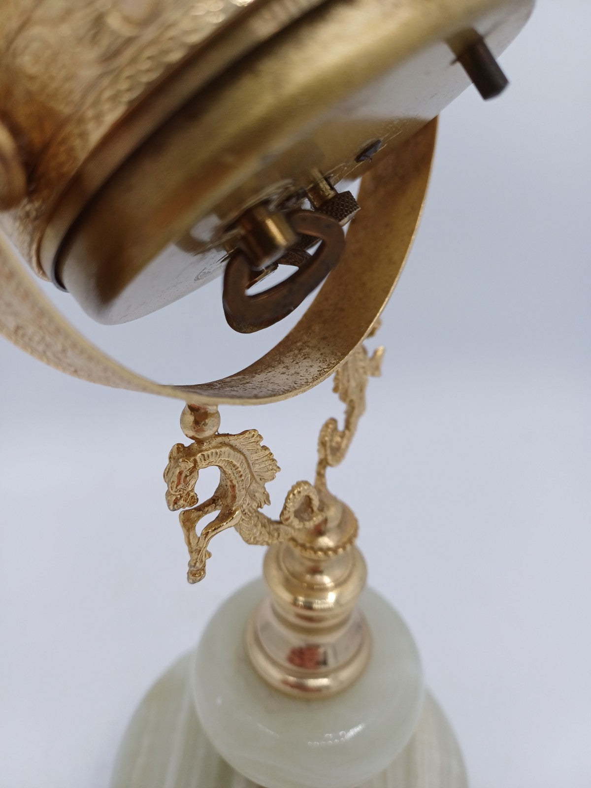 Horloge - Réveil Ritz dorée Sur Socle en Onyx – Mouvement Mécanique AR CONCEPT